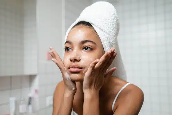 Les astuces pour garder une peau jeune et prévenir les signes de vieillissement prématuré