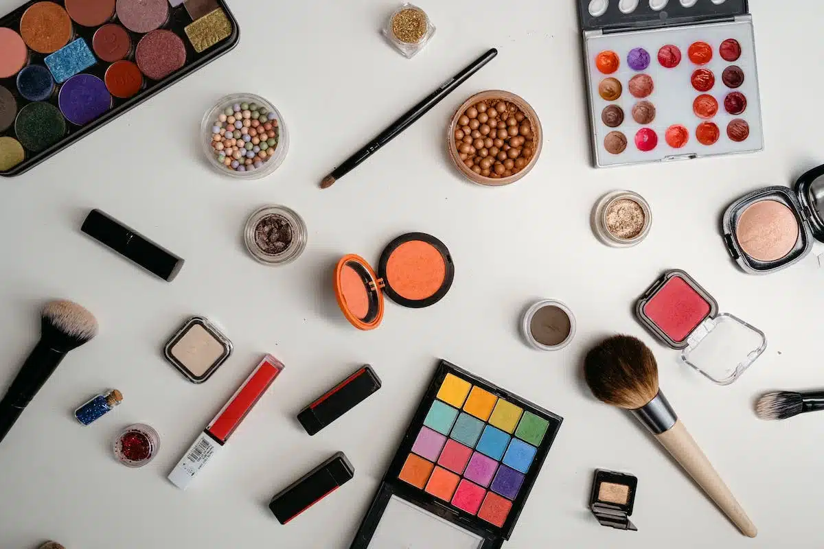 Les indispensables accessoires beauté pour une trousse au top !