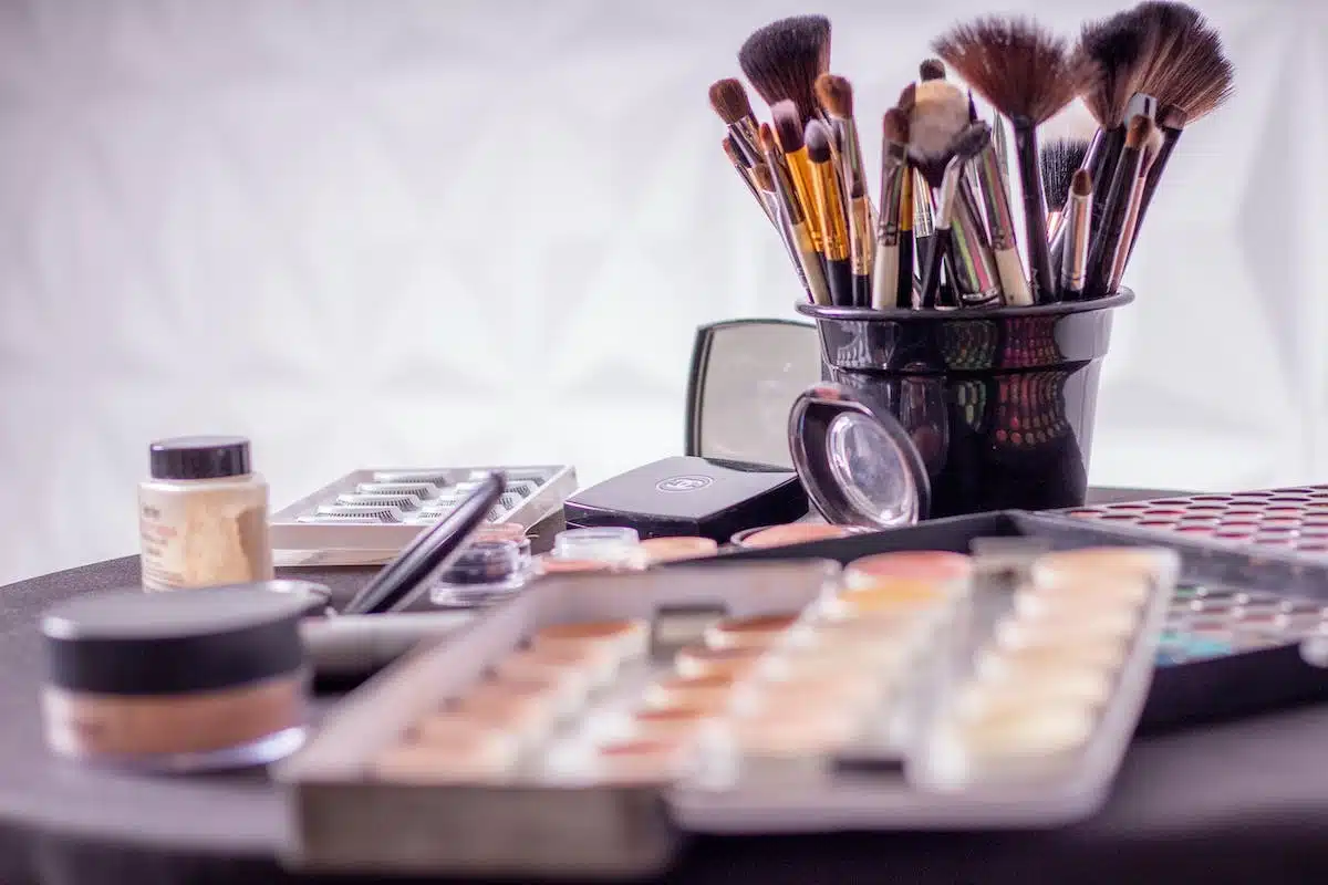 Secrets de maquillage : les indispensables en produits de beauté pour un look parfait