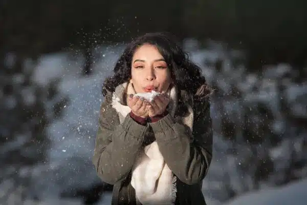 Entretien des cheveux en hiver : astuces et conseils pour une chevelure resplendissante
