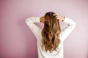 Des masques capillaires maison pour des cheveux brillants : des solutions naturelles à tester absolument
