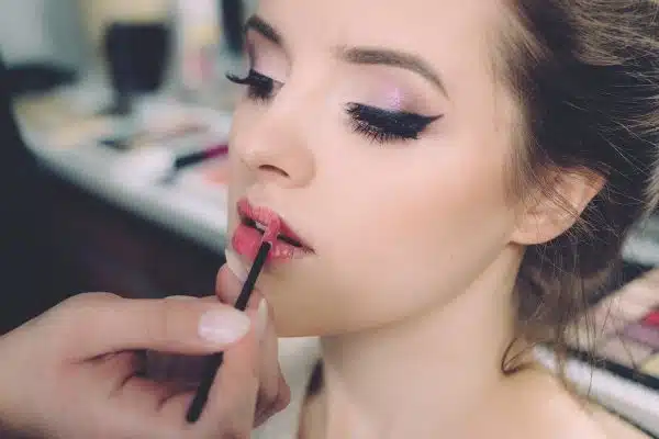 Guide ultime pour un maquillage longue tenue : Techniques et astuces incontournables