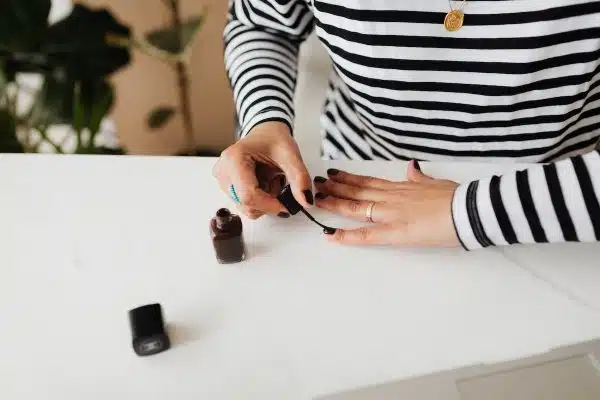 Révélez les astuces pour une manucure impeccable à domicile
