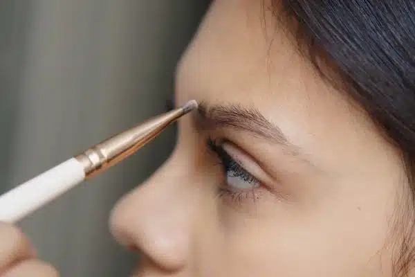 Guide ultime pour des sourcils parfaitement dessinés : astuces et conseils essentiels