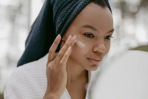 Prendre soin de sa peau à la maison : découvrez les meilleures astuces pour des masques et gommages efficaces