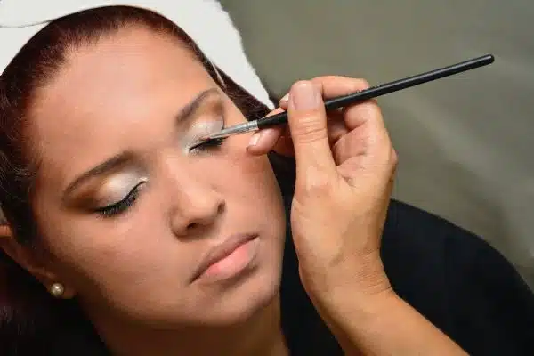 Les erreurs de maquillage à éviter absolument pour un look impeccable