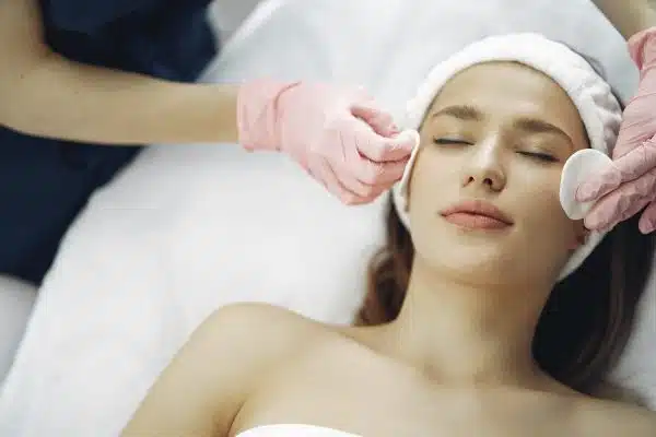 Révélez les astuces des célébrités pour une peau radieuse