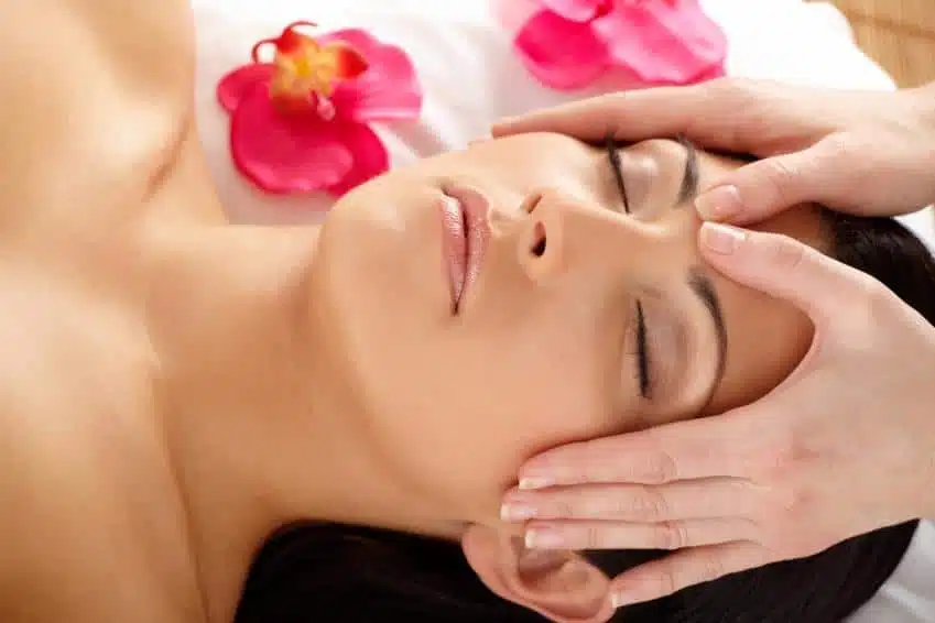 Découvrez les bienfaits incroyables du massage facial pour raffermir votre peau !