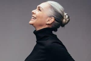 Comment bien choisir sa coiffure quand on a 60 ans ?