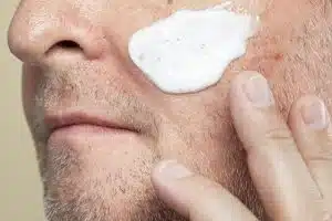 La routine skincare pour homme : l’essentiel pour une peau rayonnante
