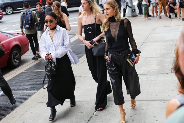 Quelles chaussures porter avec un pantalon large et court ?