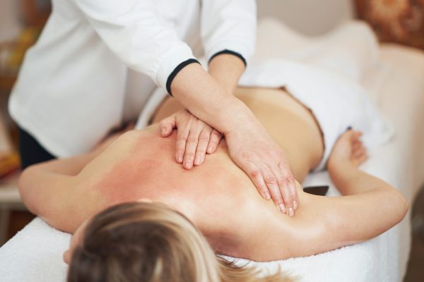 Massage body body : bienfaits et processus de cette technique